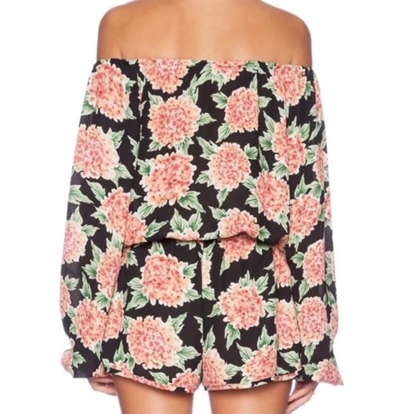 Show Me Your MuMu Floral Off-Shoulder Romper (M) β Boho Chic! πΈ - Picture 3 of 5